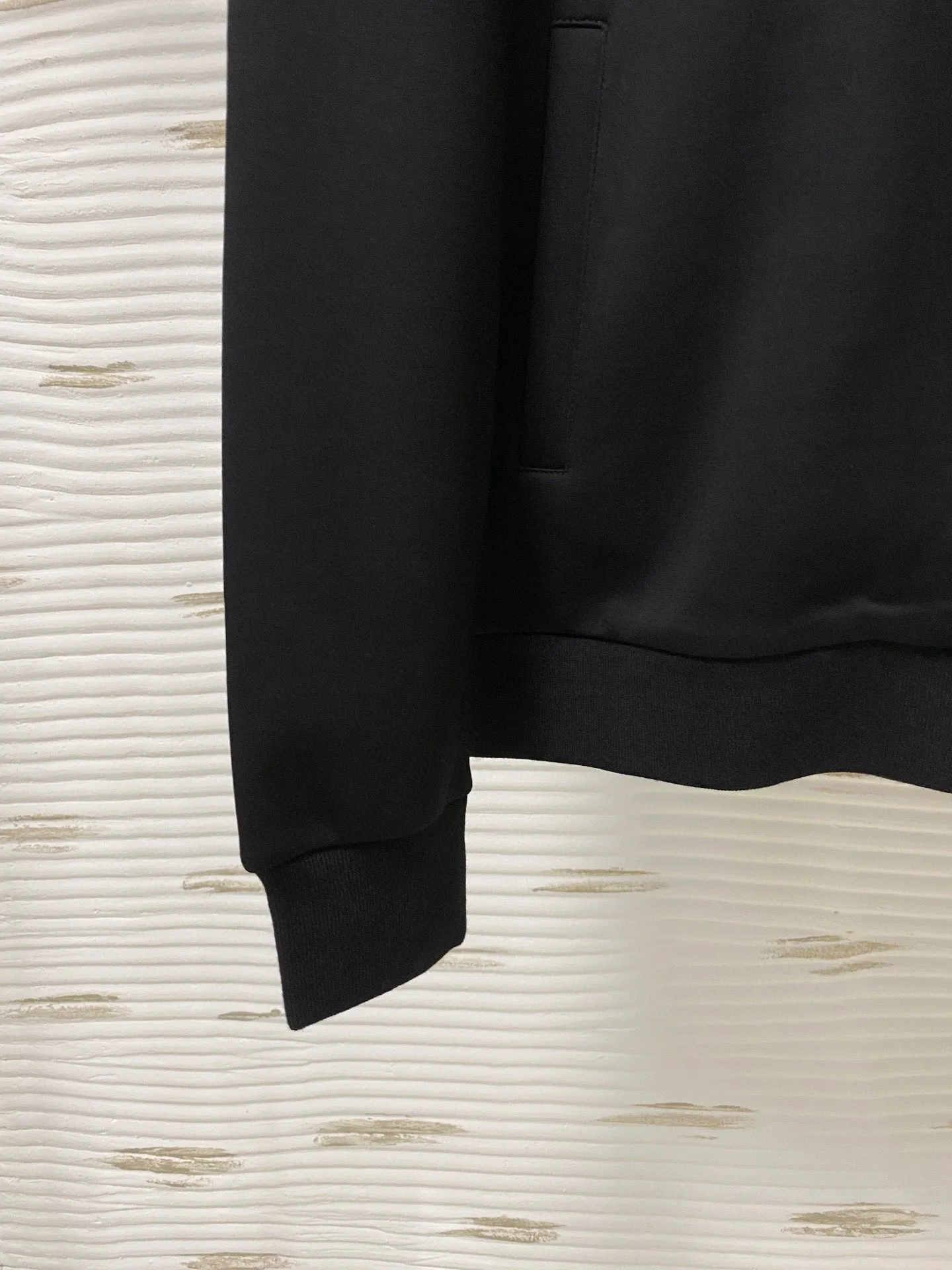 🅿️720 [LV Louis Vuitton] hot-selling suit is coming. Focus on the original version of the official website. 2025 new hot-selling cardigan and sweatshirt suit. The original order is the best. 🇭🇰The meticulous work of top designers. It has a fitting and perfect upper body effect. All-natural high-quality Tencel Roman cotton 100%, close-fitting comfort, noble and elegant! Original hardware embodies elegance and nobility! Counter size: M-3XL (maximum wear up to 190 pounds)